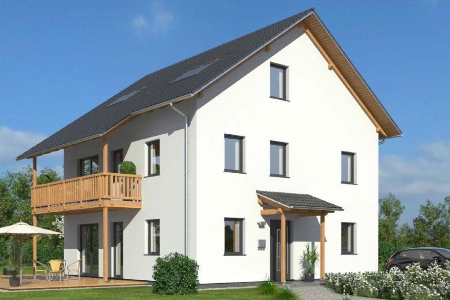 Drevo Fertigbau Modernes, weißes Einfamilienhaus mit Balkon und Solaranlage, umgeben von grüner Vegetation.