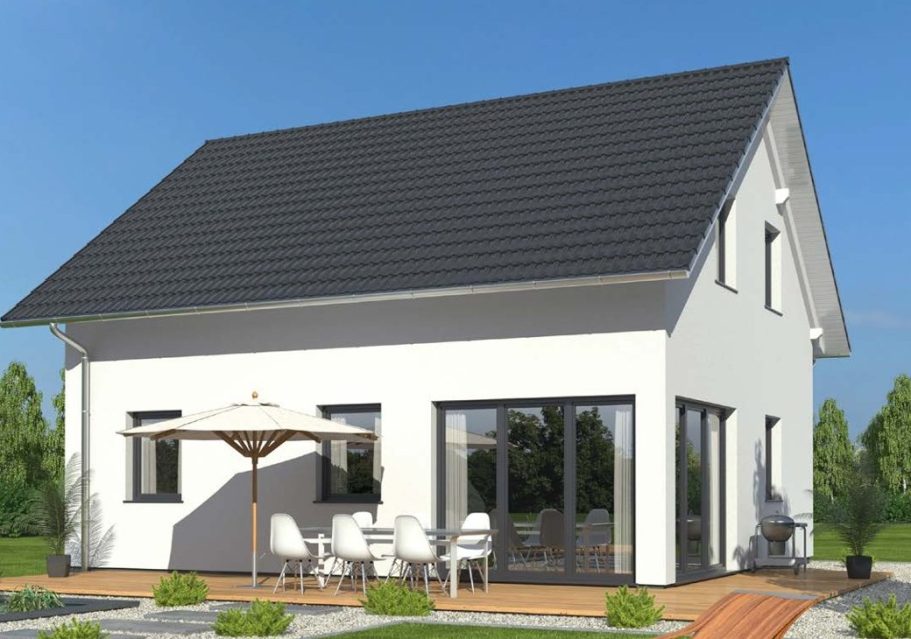 Drevo Fertigbau Modernes Einfamilienhaus mit Garten, Terrasse und Sonnenschirm.
